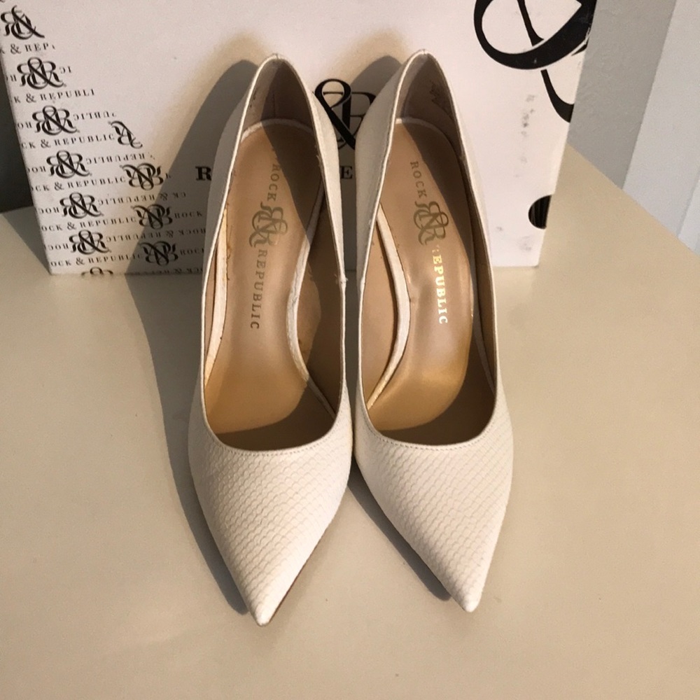 White pointed toe pump